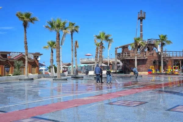 محافظ بورسعيد: انتشار 45 منقذًا بطول الشاطئ خلال الاحتفالات بأعياد الربيع