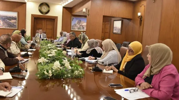 محافظ بورسعيد يعقد اجتماعًا موسعًا لمتابعة مشروعات تطوير البنية التحتية للمساكن و الطرق والميادين بالمحافظة