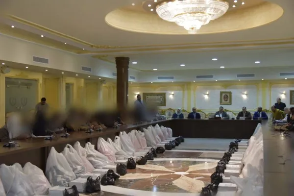 محافظ بورسعيد يواصل سلسلة لقاءاته بالمواطنين ويستقبل 44 حالة إنسانية من أبناء بورسعيد