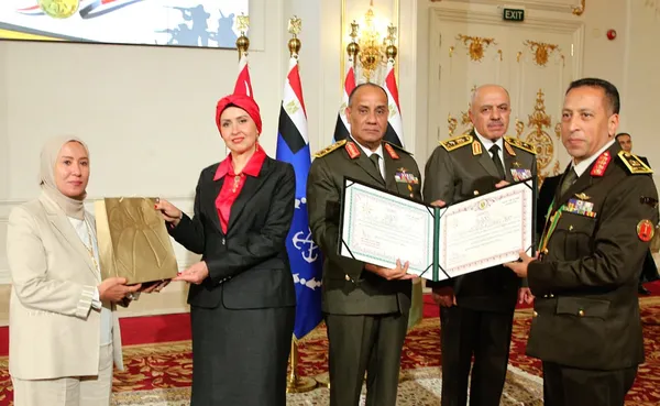 وزير الدفاع والإنتاج الحربي يكرم عددًا من القادة الذين أوفوا العطاء بالقوات المسلحة