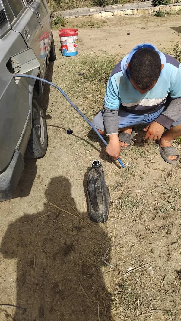 ياسر دهشان مزارع إسمعلاوي يواجه معاناة ري الأرض يقول السيارة وملأ الجركن 