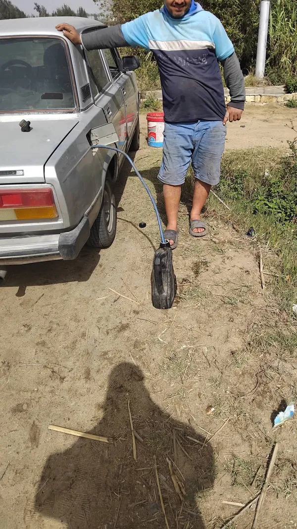 ياسر دهشان مزارع إسمعلاوي يواجه معاناة ري الأرض يقول السيارة وملأ الجركن 