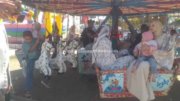إقبال على الملاهي الشعبية بكفر الشيخ 