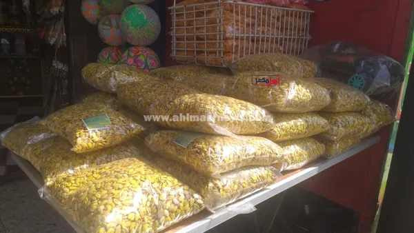 إقبال على شراء التسالي والمكسرات قبل العيد بكفر الشيخ