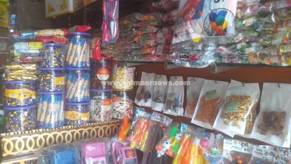 إقبال على شراء التسالي والمكسرات قبل العيد بكفر الشيخ