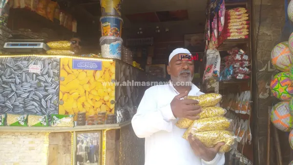 إقبال على شراء التسالي والمكسرات قبل العيد بكفر الشيخ