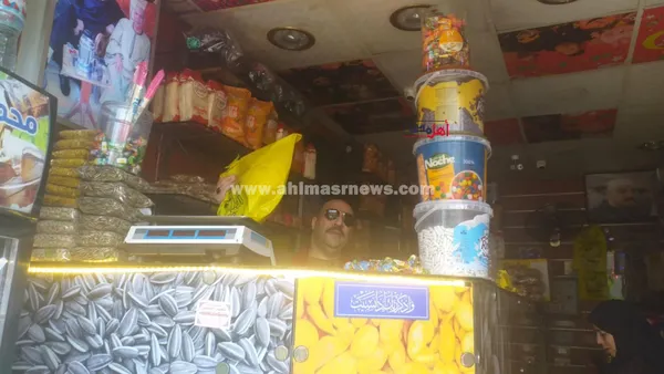 إقبال على شراء التسالي والمكسرات قبل العيد بكفر الشيخ