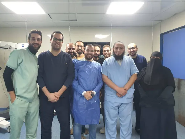 الفريق الطبي المجري العملية 