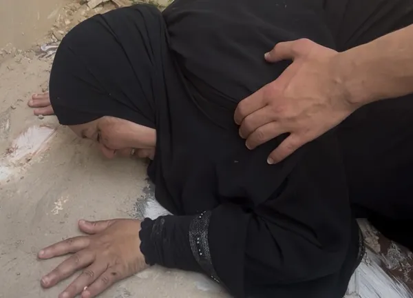 انهيار والدة الشاب 
