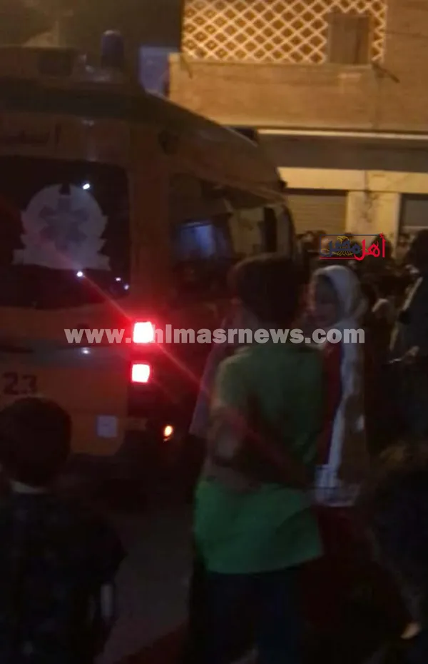تجمع الأهالى بموقع الجريمة
