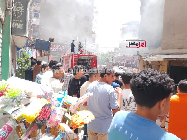جانب من محاولات إخماد الحريق 