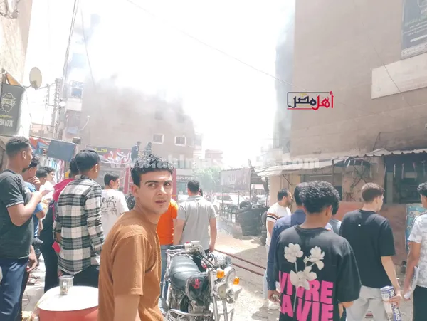 جانب من محاولات إخماد الحريق 