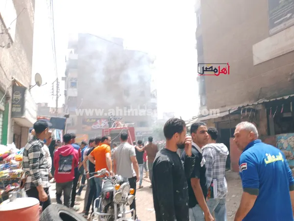جانب من محاولات إخماد الحريق 