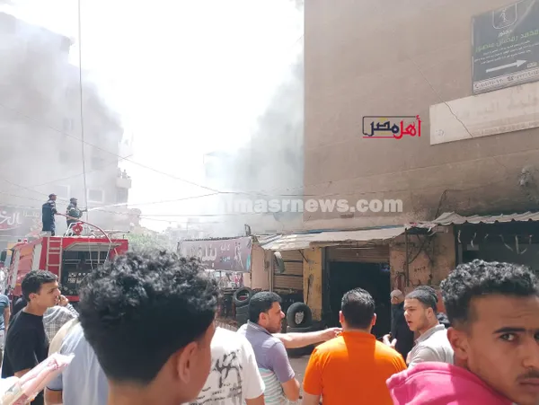 جانب من محاولات إخماد الحريق 