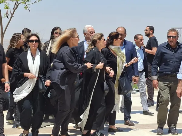 زوجة هاني شاكر في الوداع الأخير له