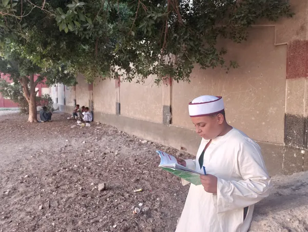 قلق وتوتر على وجوه طلاب الشهادة الإعدادية الأزهرية بسوهاج 