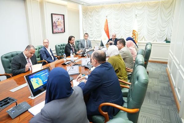 وزير العمل مع مسؤولين شركه جيد تكستايل 
