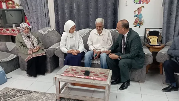 وكيل تعليم بنى سويف مع الطالبة 