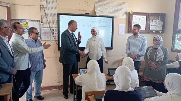 وكيل تعليم بنى سويف مع الطالبة 