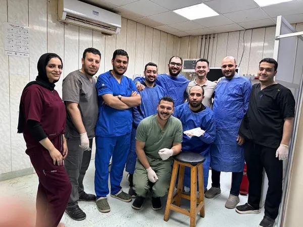 الفريق الطبي المجري العملية 