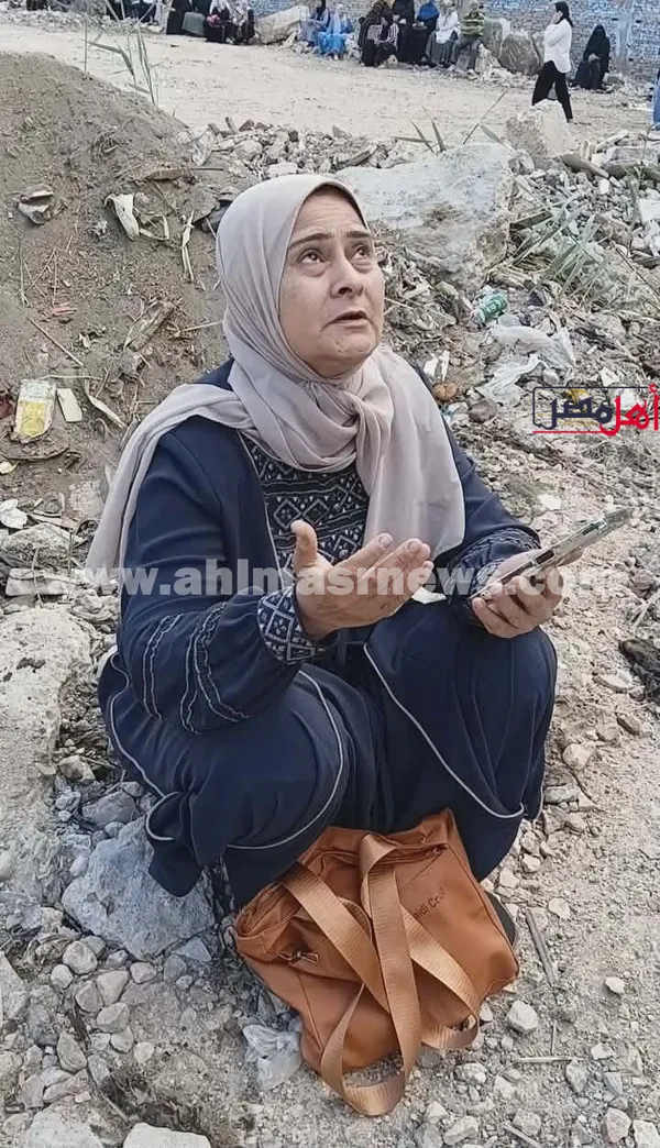 بالدموع والدعاء وتلاوة القرآن.. والدة طالبة ثانوية عامة بكفر الشيخ تنتظر أمام لجنة الامتحان
