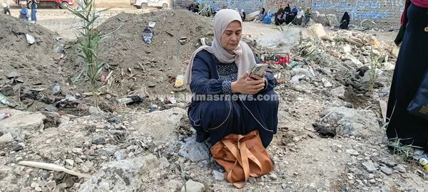 بالدموع والدعاء وتلاوة القرآن.. والدة طالبة ثانوية عامة بكفر الشيخ تنتظر أمام لجنة الامتحان