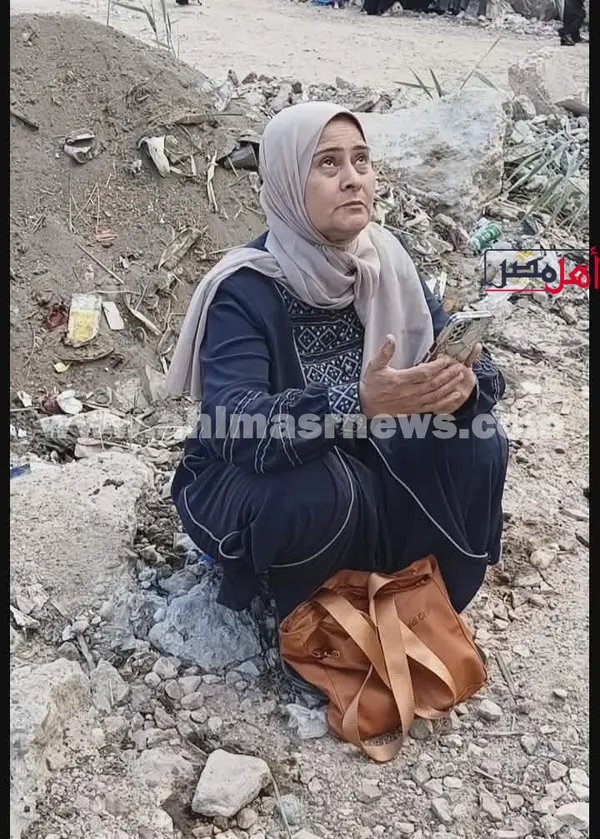 بالدموع والدعاء وتلاوة القرآن.. والدة طالبة ثانوية عامة بكفر الشيخ تنتظر أمام لجنة الامتحان