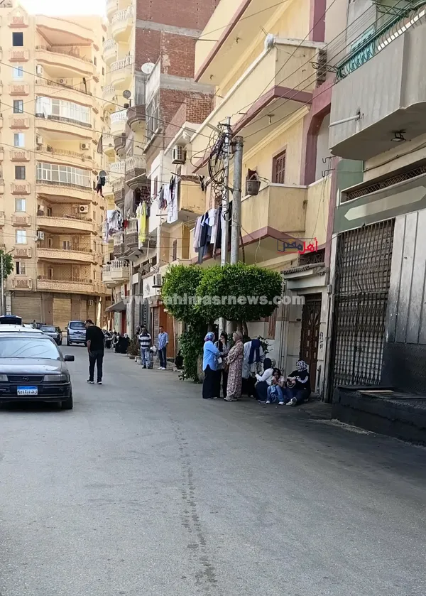 ترقب ودعوات.. أولياء الأمور يفترشون محيط لجان الثانوية العامة بكفر الشيخ