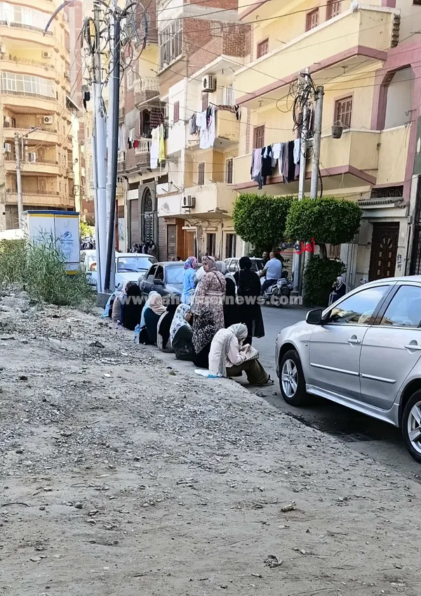 ترقب ودعوات.. أولياء الأمور يفترشون محيط لجان الثانوية العامة بكفر الشيخ