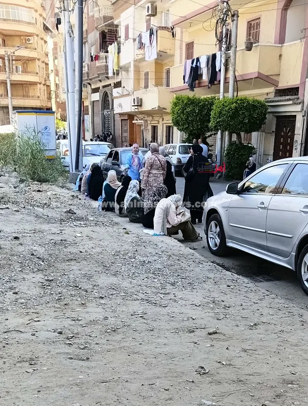 ترقب ودعوات.. أولياء الأمور يفترشون محيط لجان الثانوية العامة بكفر الشيخ