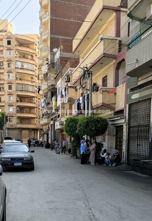 ترقب ودعوات.. أولياء الأمور يفترشون محيط لجان الثانوية العامة بكفر الشيخ