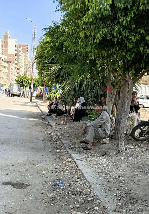 ترقب ودعوات.. أولياء الأمور يفترشون محيط لجان الثانوية العامة بكفر الشيخ