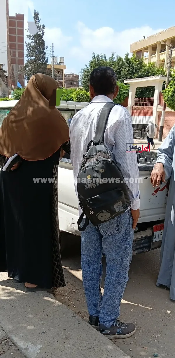 شايل شنطتها على ظهره في عز الحر.. وليّ أمر طالبة ثانوية عامة بكفر الشيخ ينتظرها أمام اللجنة