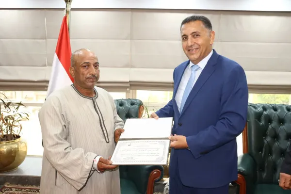  لشجاعته في احتواء تسرب محدود لغاز الكلور.. محافظ القليوبية يُكرم عامل التشغيل محمد عبدالعزيز