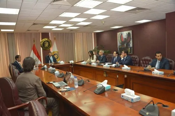 لقاء وزير الصناعة مع مسؤولين جيد تكستايل 