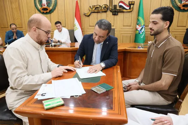 محافظ المنوفية وكيلا لعروس يتيمه