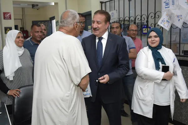 محافظ بورسعيد يتابع مستوى الخدمة الطبية بوحدة طب أسرة “المناخ 1”