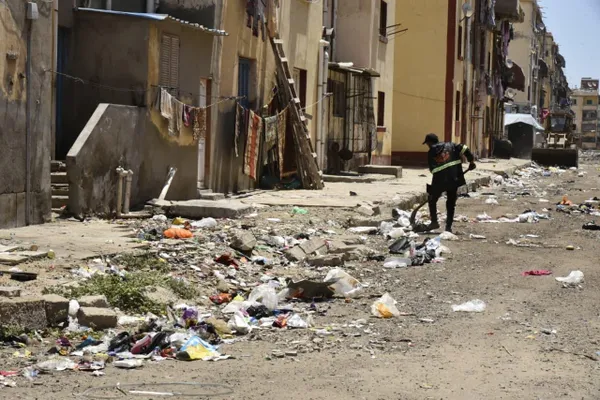 محافظ بورسعيد يوقع غرامة 900 ألف جنيه على شركة النظافة لقصور أعمال الكنس والجمع المنزلي