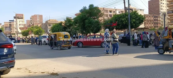 أولياء أمور طلاب الثانوية العامة بكفر الشيخ ينتظرون أبناءهم أمام اللجان