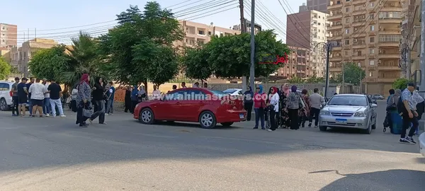 أولياء أمور طلاب الثانوية العامة بكفر الشيخ ينتظرون أبناءهم أمام اللجان
