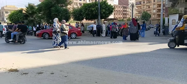 أولياء أمور طلاب الثانوية العامة بكفر الشيخ ينتظرون أبناءهم أمام اللجان