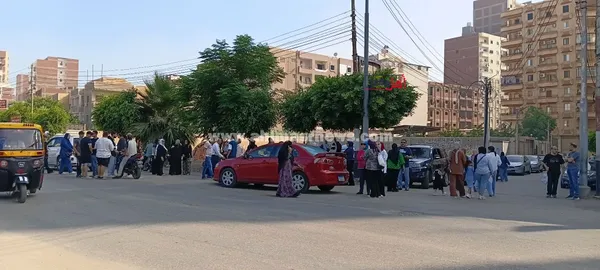 أولياء أمور طلاب الثانوية العامة بكفر الشيخ ينتظرون أبناءهم أمام اللجان