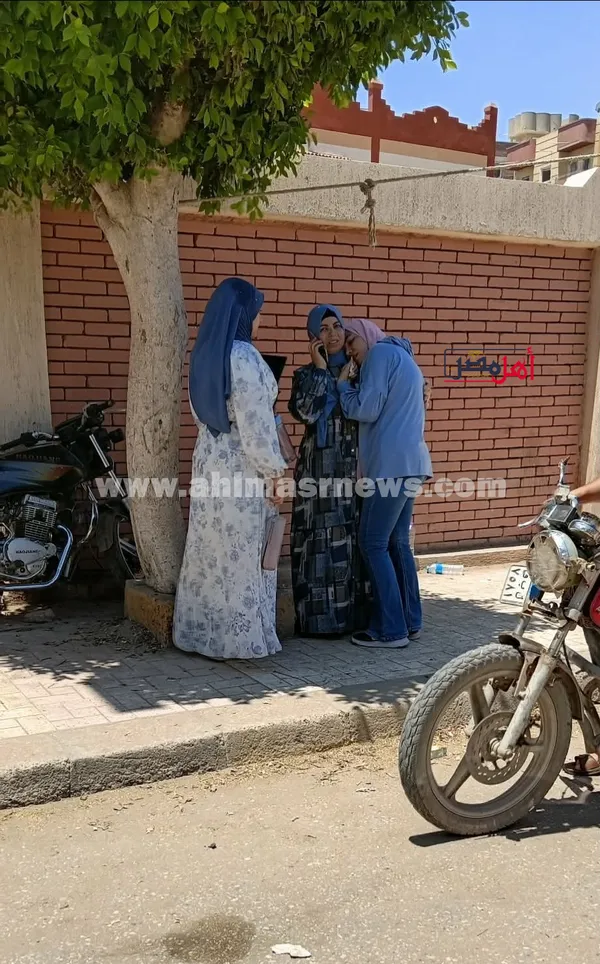 انهيار طالبة ثانوية عامة في أحضان والدتها عقب خروجها من امتحان الكيمياء 