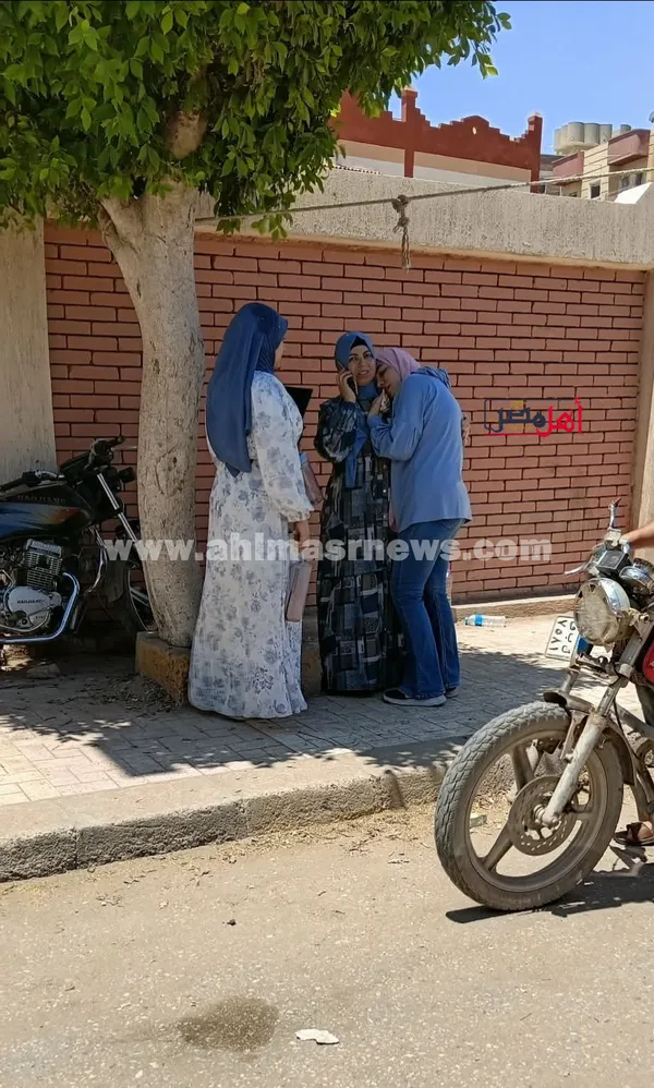 انهيار طالبة ثانوية عامة في أحضان والدتها عقب خروجها من امتحان الكيمياء 