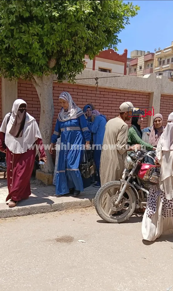 انهيار طالبة ثانوية عامة في أحضان والدتها عقب خروجها من امتحان الكيمياء 