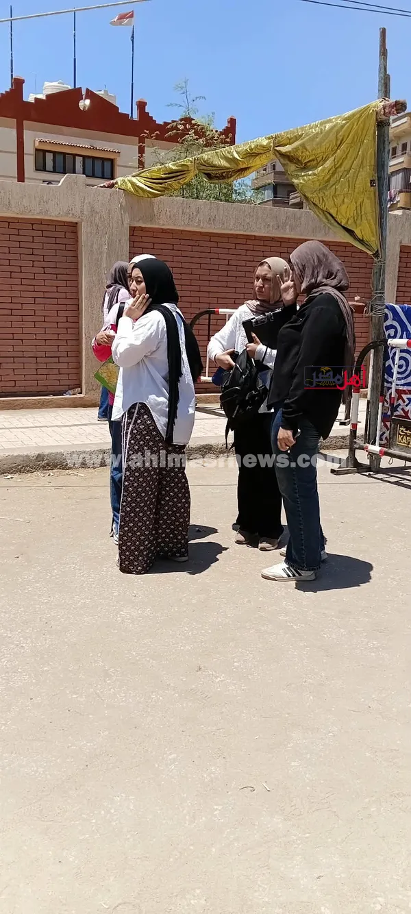 بكاء طالبات الثانوية العامة بكفر الشيخ عقب امتحان الكيمياء 