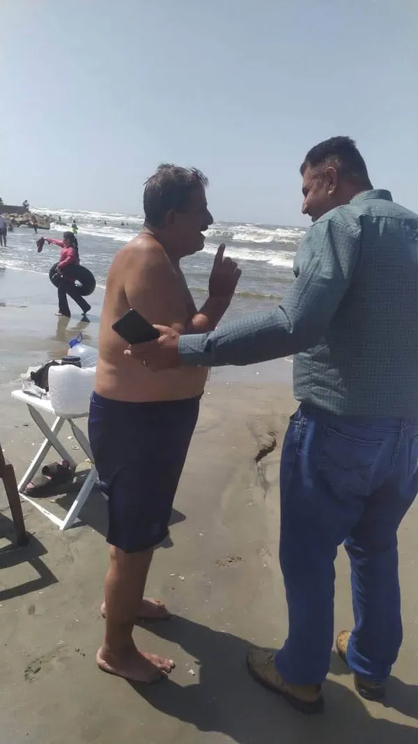 بيحذرهم بنفسه  … رئيس حى غرب  ببورسعيد يحذر  المواطنين من نزول مياه البحر 