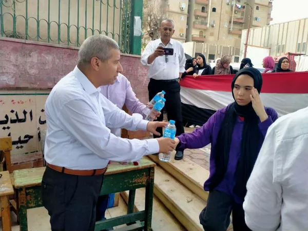 توزيع الورود والمياه