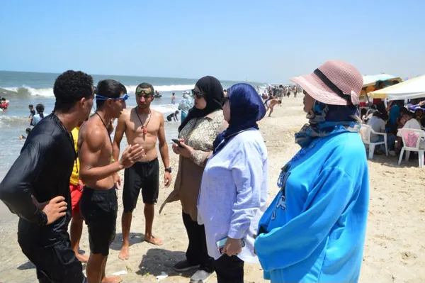 رئيس مدينة بورفؤاد تتفقد شاطىء المدينة لمتابعة تنفيذ حظر السباحة من الشاطىء