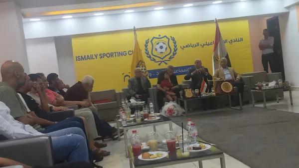 سعفان الصغير مدرب حراس المنتخب المصري أثناء التكريم 